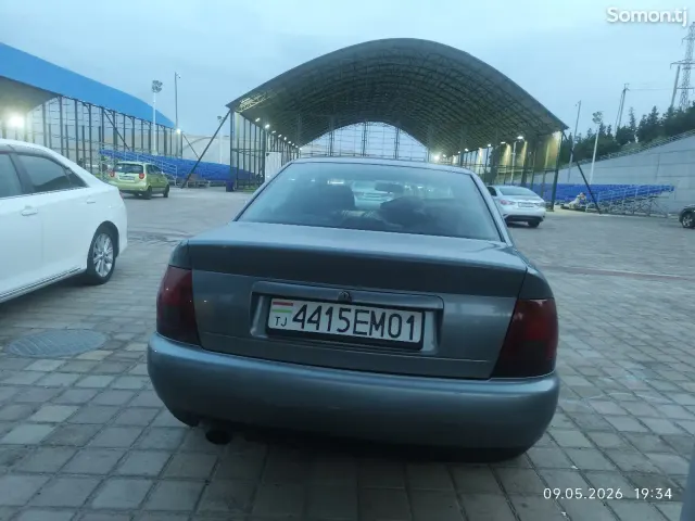 Audi A4 1994 · 1.6 MT
