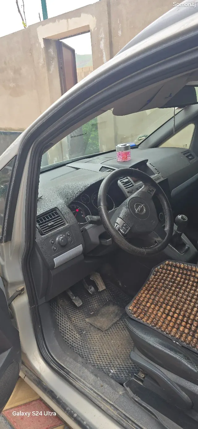 Opel Zafira 2006 · 2.2 MT
