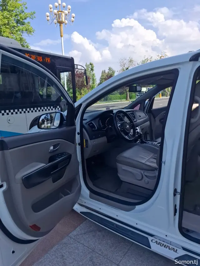 Kia Carnival 2016 · 2.2 AT