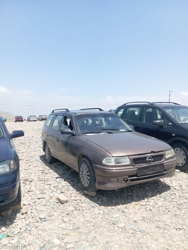 Opel Astra K 1997 · 1.6 MT