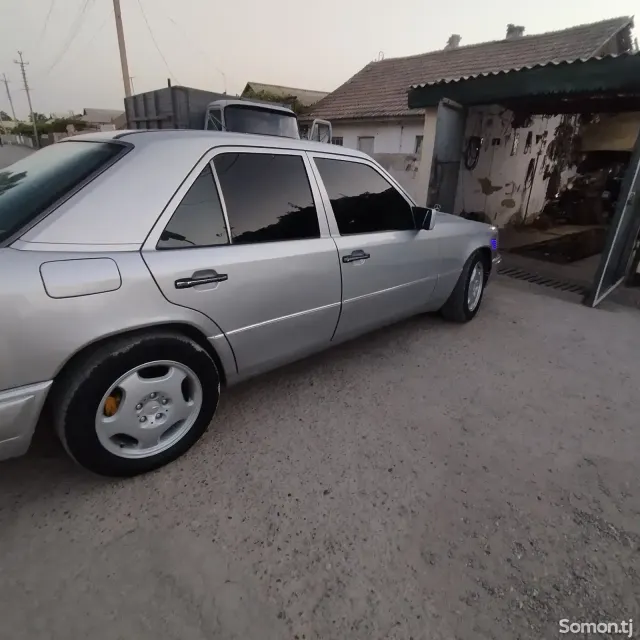 Mercedes-Benz W124 1995 · 2.7 MT