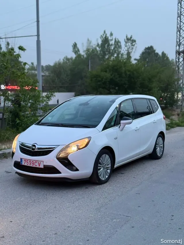 Opel Zafira 2017 · 2.0 MT