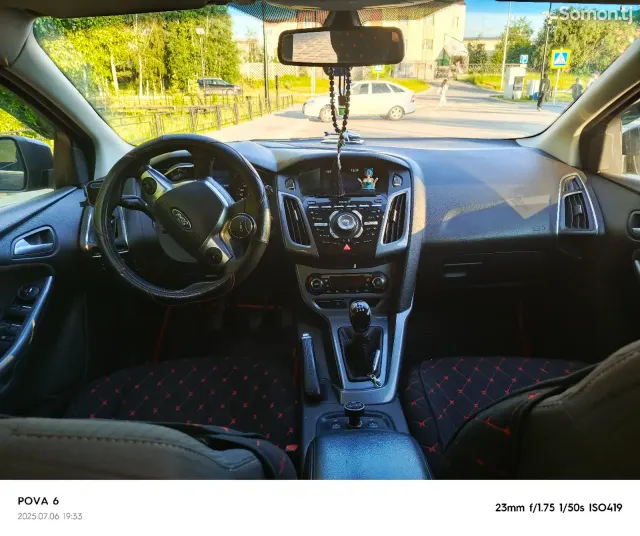 Ford Focus 2012 · 1.6 MT