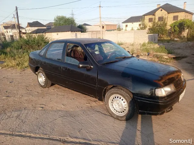 Opel Vectra A 1992 · 0.6 MT