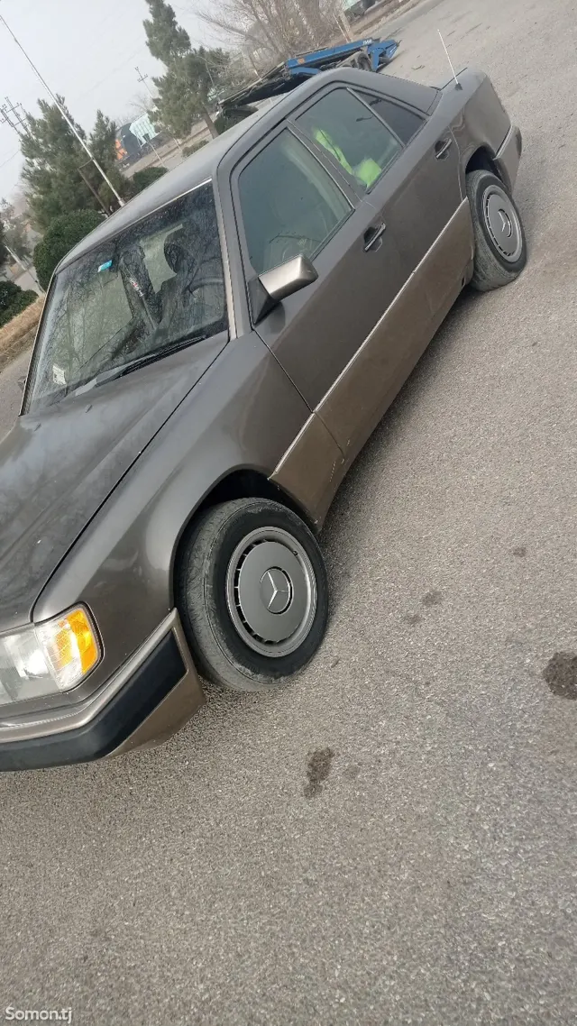 Mercedes-Benz W124 1990 · 2.5 MT