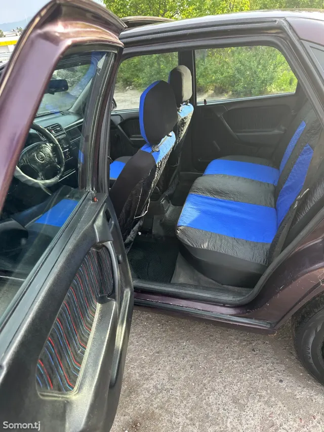 Opel Vectra A 1993 · 1.6 MT