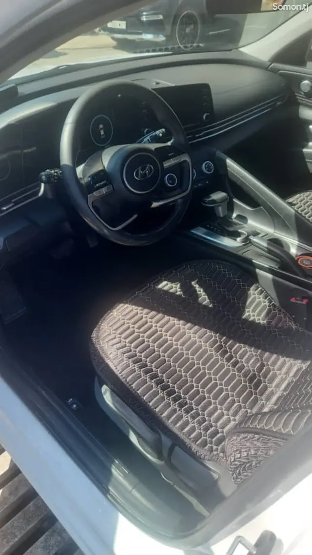 Hyundai Elantra 2023 · 2.0 AT