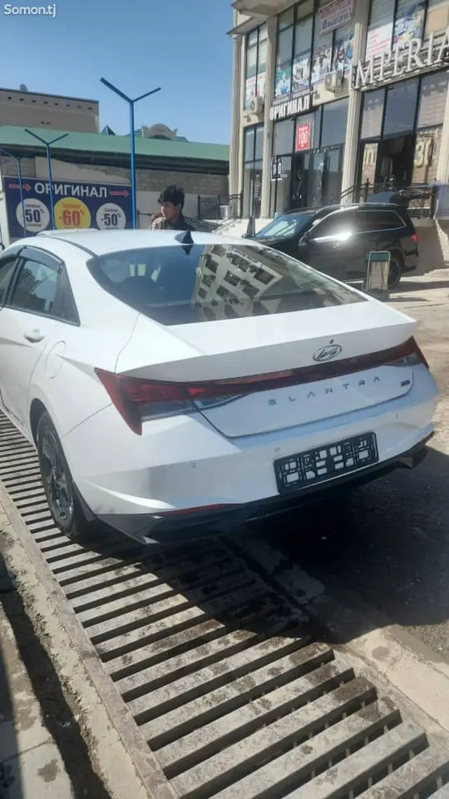 Hyundai Elantra 2023 · 2.0 AT