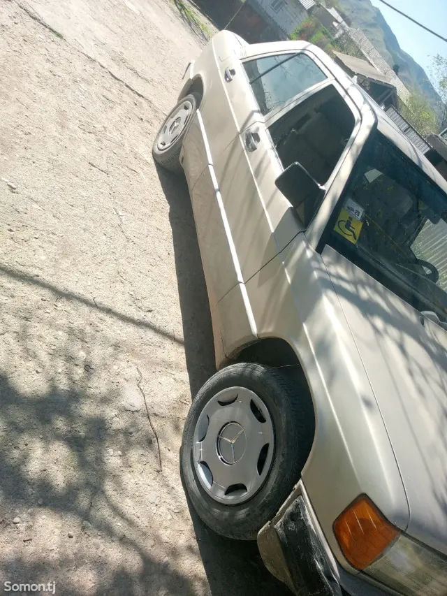 Mercedes-Benz W201 1989 · 2.0 MT