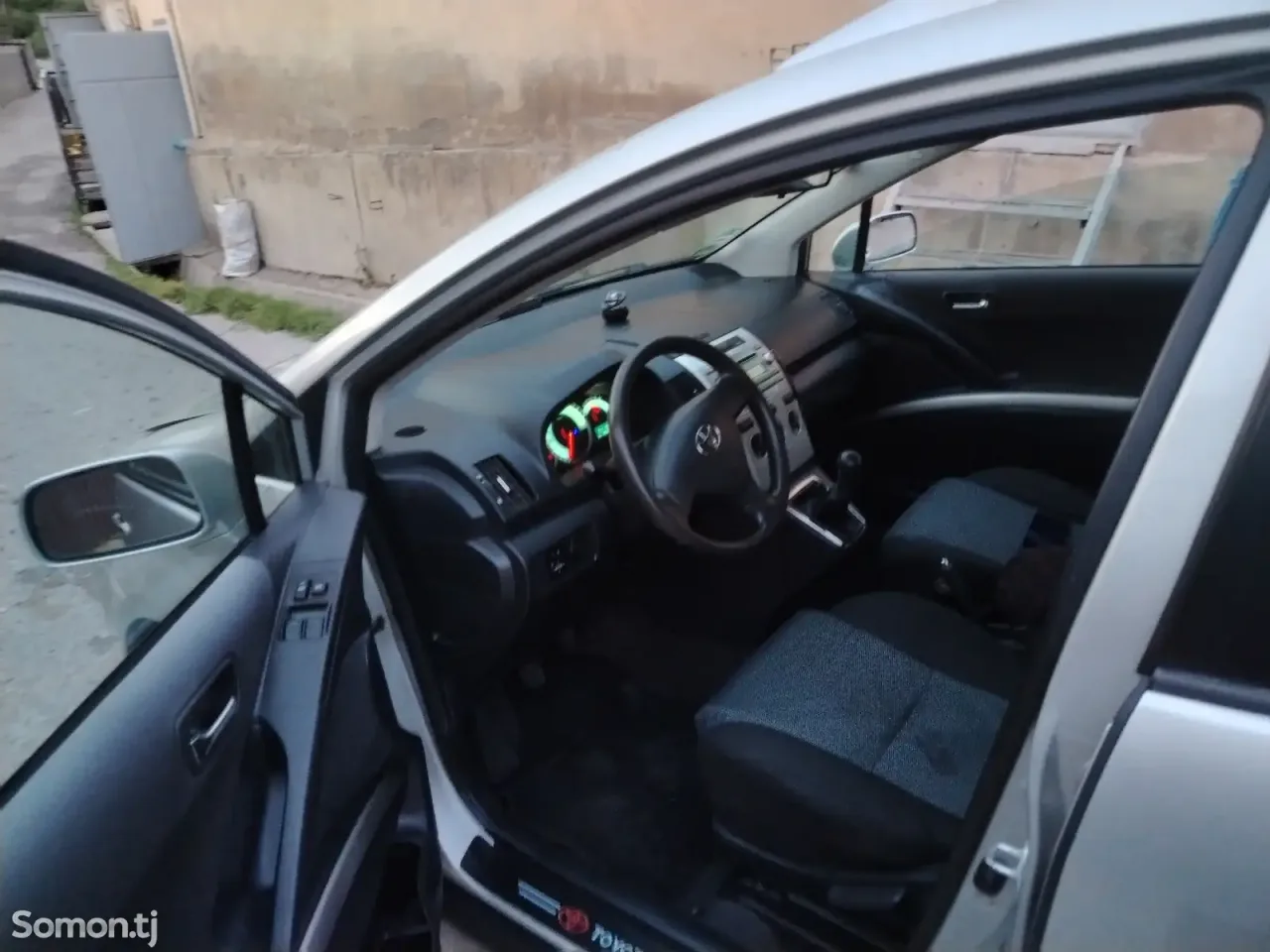 Toyota Corolla Verso 2008 · 2.2 MT