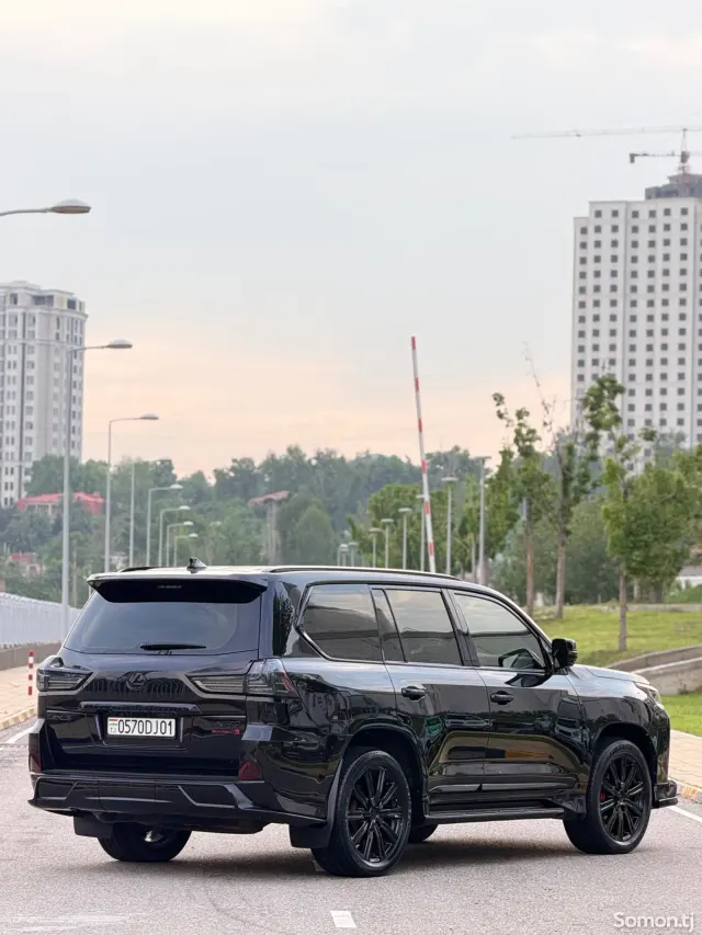 Lexus LX series 2017 · 5.7 AT