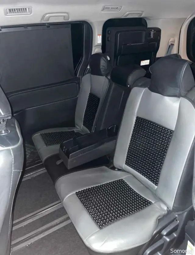 Toyota Voxy 2015 · 2.0 AT
