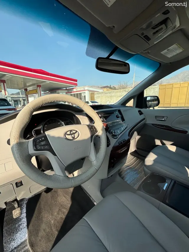 Toyota Sienna 2014 · 3.5 AT