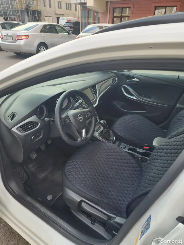 Opel Astra K 2019 · 1.6 MT