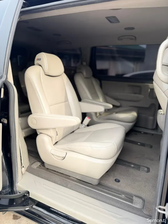 Kia Carnival 2015 · 2.2 AT