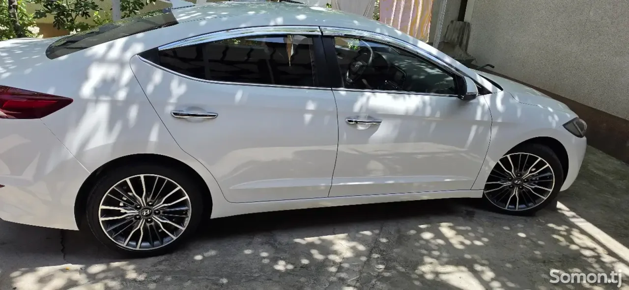 Hyundai Avante 2016 · 1.6 AT