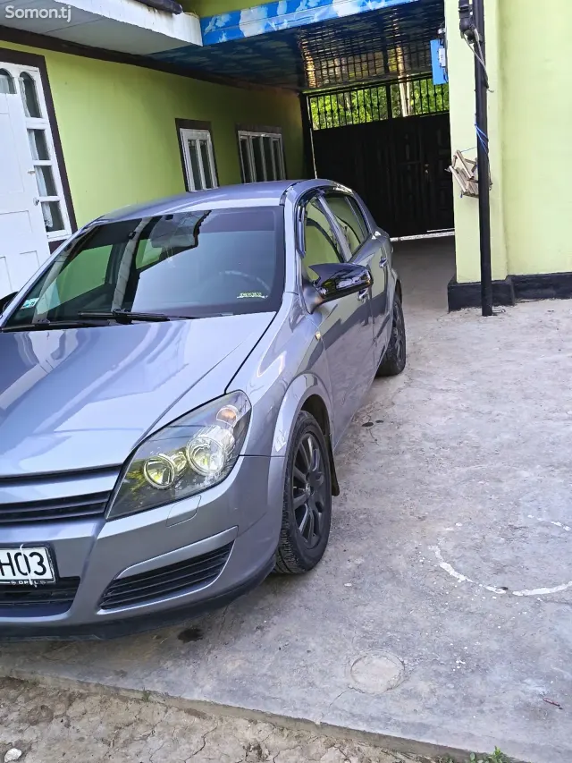 Opel Astra H 2004 · 1.6 MT