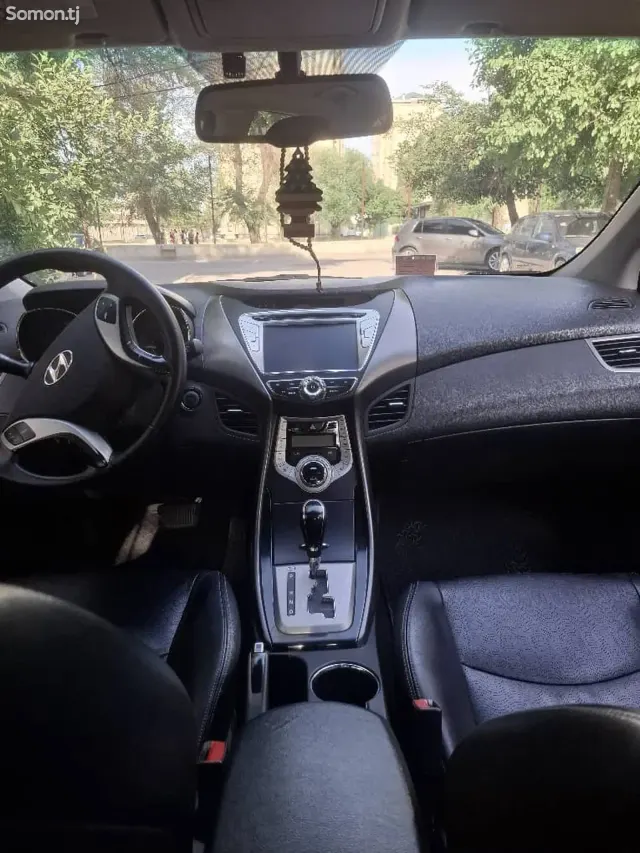 Hyundai Avante 2012 · 1.6 AT