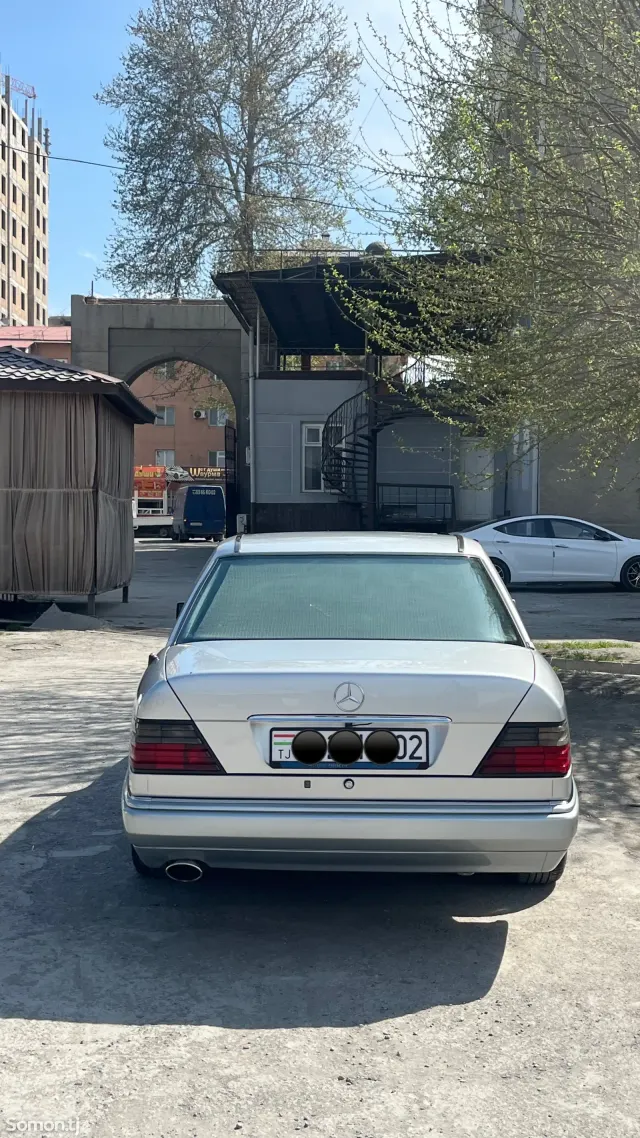 Mercedes-Benz W124 1994 · 2.3 AT