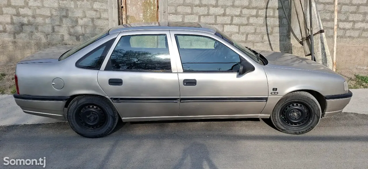 Opel Vectra A 1992 · 1.6 MT