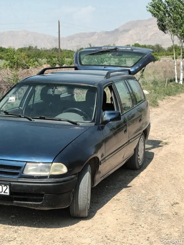 Opel Astra F 1993 · 1.6 MT