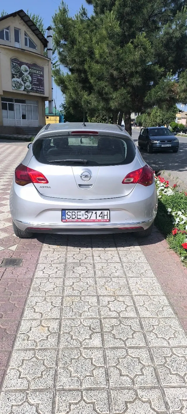 Opel Astra J 2014 · 1.4 MT