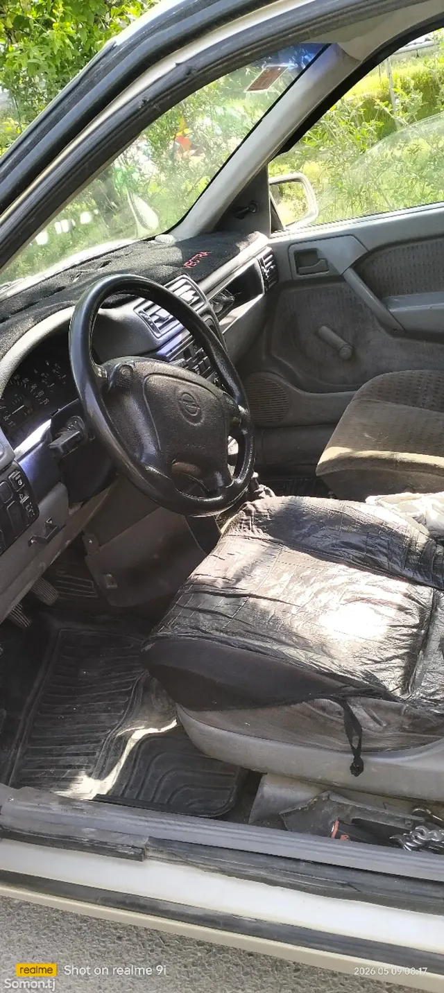 Opel Vectra A 1993 · 1.6 MT