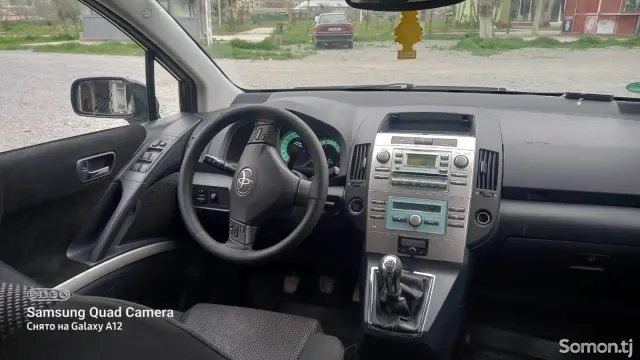 Toyota Corolla Verso 2006 · 2.2 MT
