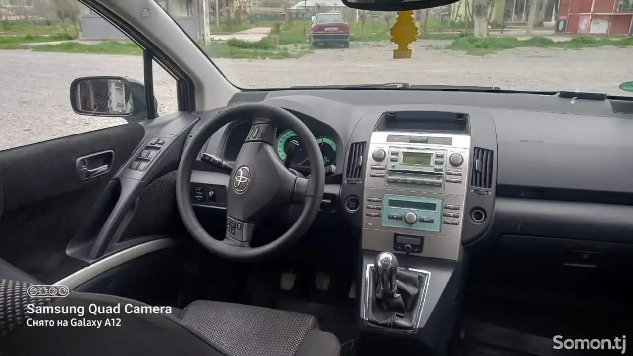 Toyota Corolla Verso 2006 · 2.2 MT