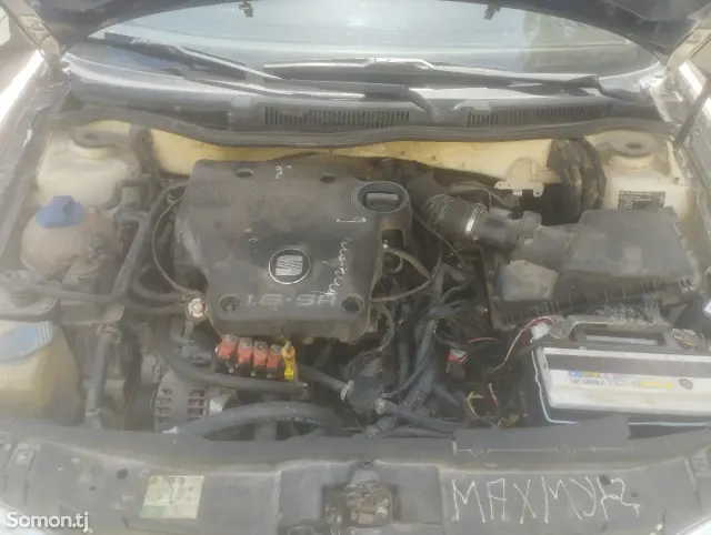 Volkswagen Golf 1999 · 1.6 MT
