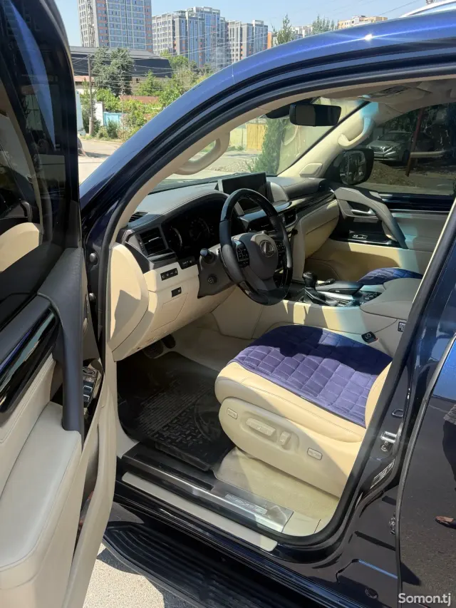Lexus LX series 2017 · 5.7 AT