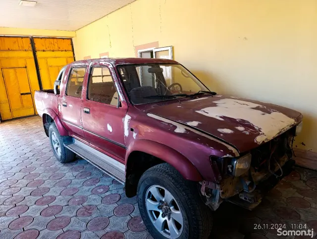 Toyota Hilux 1995 · 2.4 MT