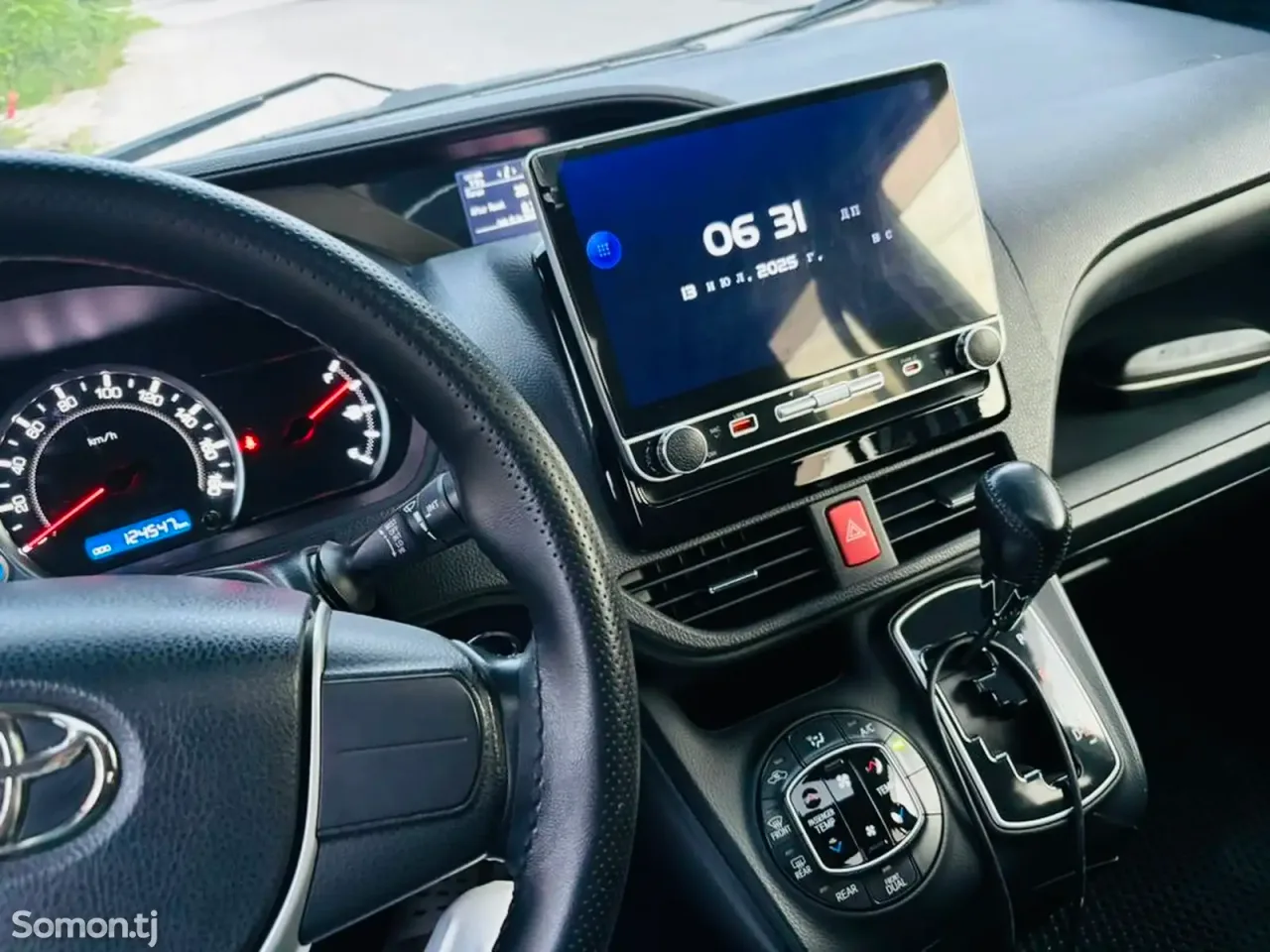 Toyota Voxy 2014 · 2.0 AT