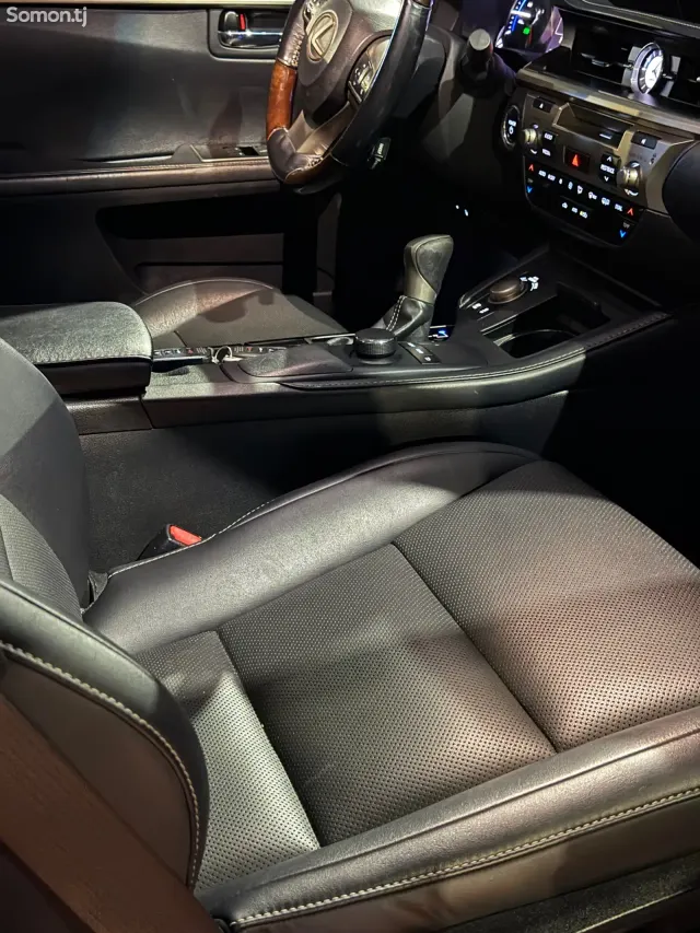 Lexus ES series 2016 · 2.5 AT