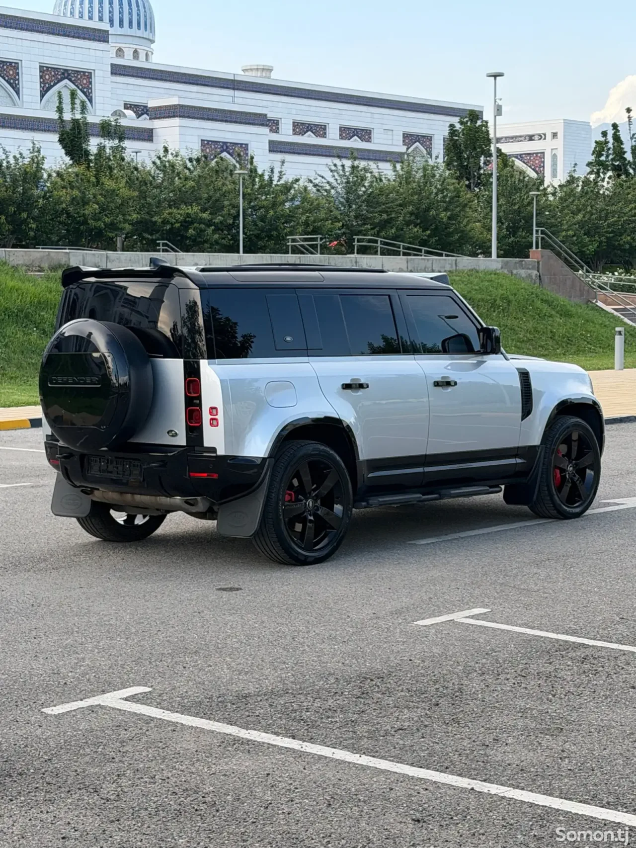 Land Rover Defender 2023 · 3.0 AT