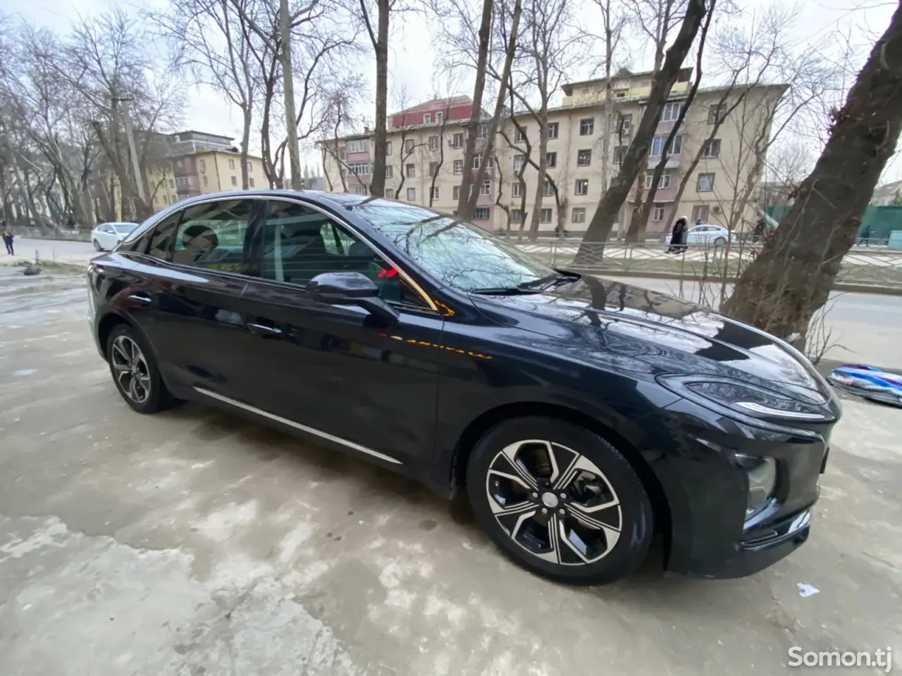 Hongqi E-QM5 2022 · AT