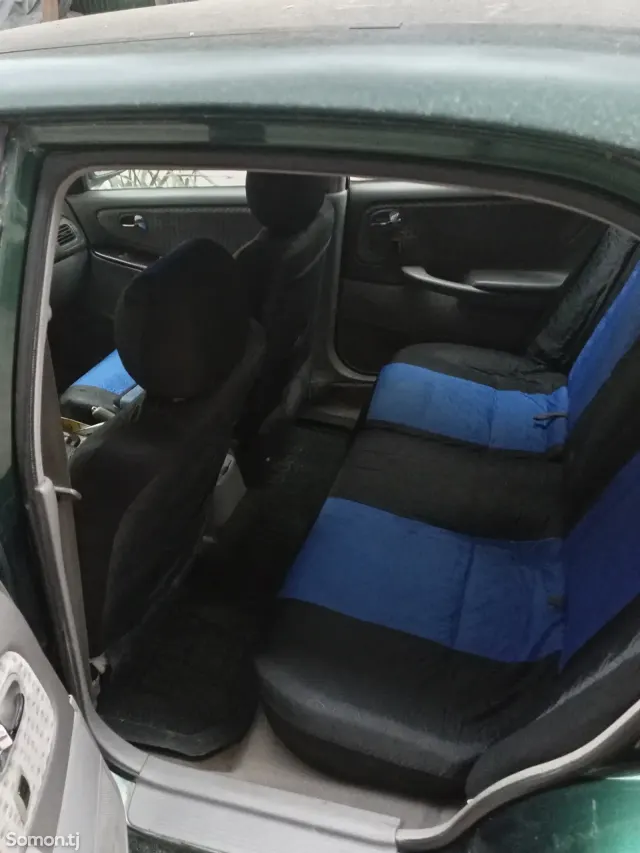 Mazda 626 2000 · 1.8 MT