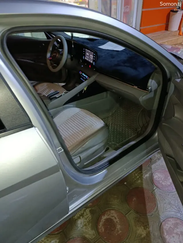 Hyundai Elantra 2022 · 2.0 AT