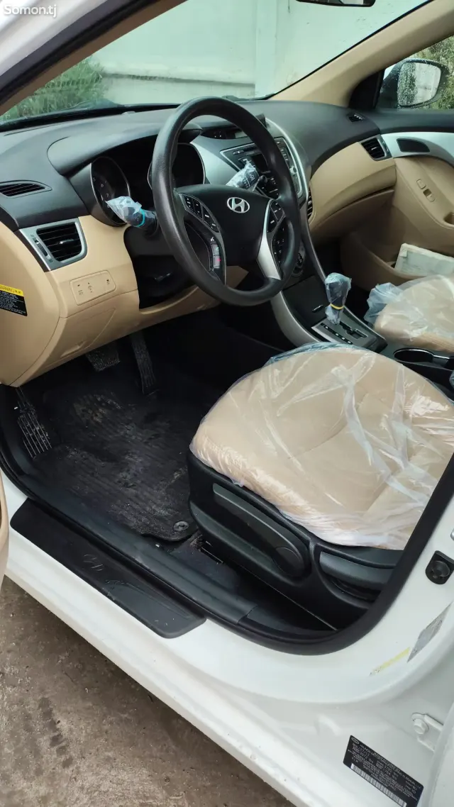 Hyundai Elantra 2013 · 1.8 AT