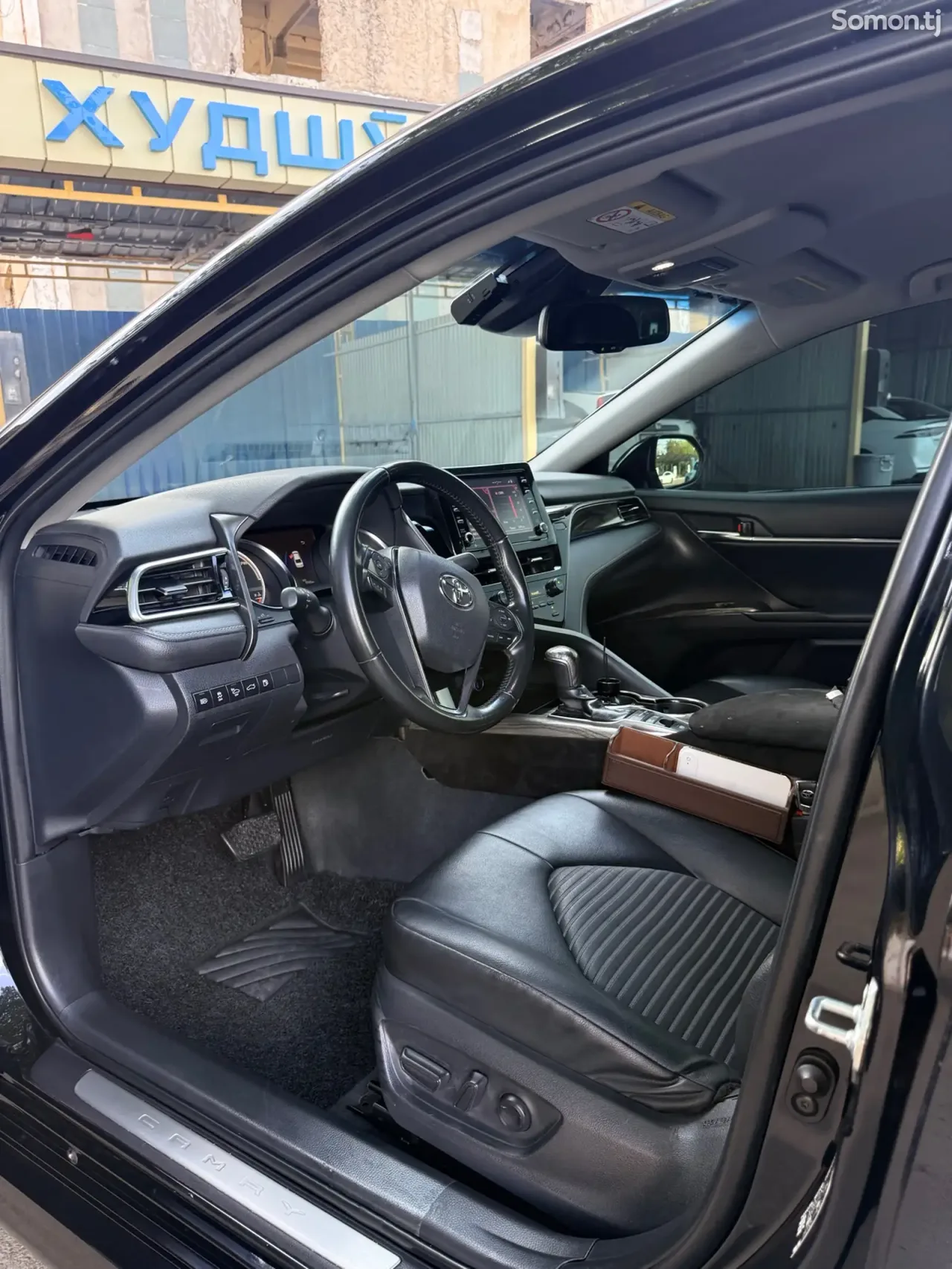 Toyota Camry 2018 · 2.5 AT