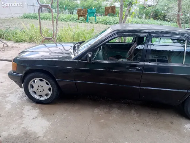 Mercedes-Benz W201 1991 · 1.8 MT