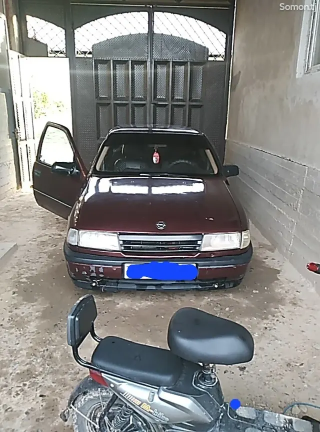 Opel Vectra A 1990 · 1.6 MT