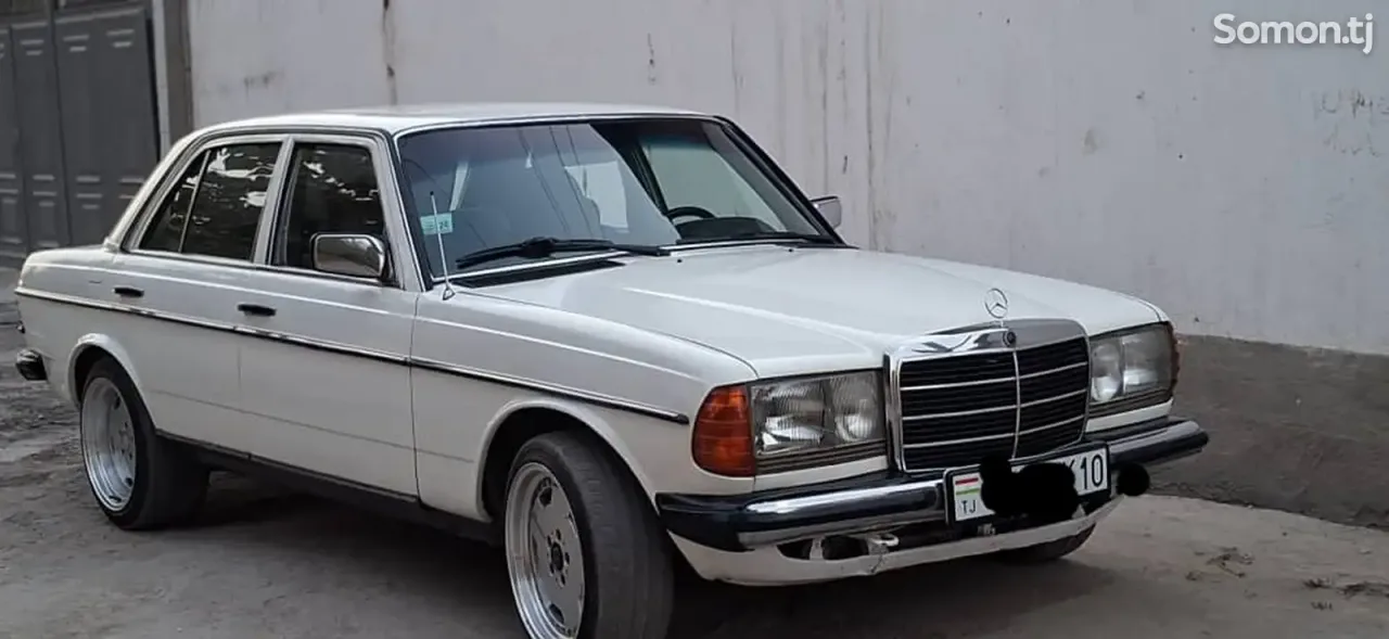 Mercedes-Benz W124 1983 · 2.4 MT