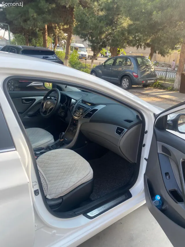 Hyundai Avante 2015 · 1.6 AT