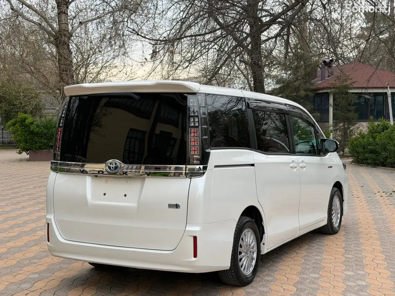 Toyota Voxy 2014 · 2.0 AT