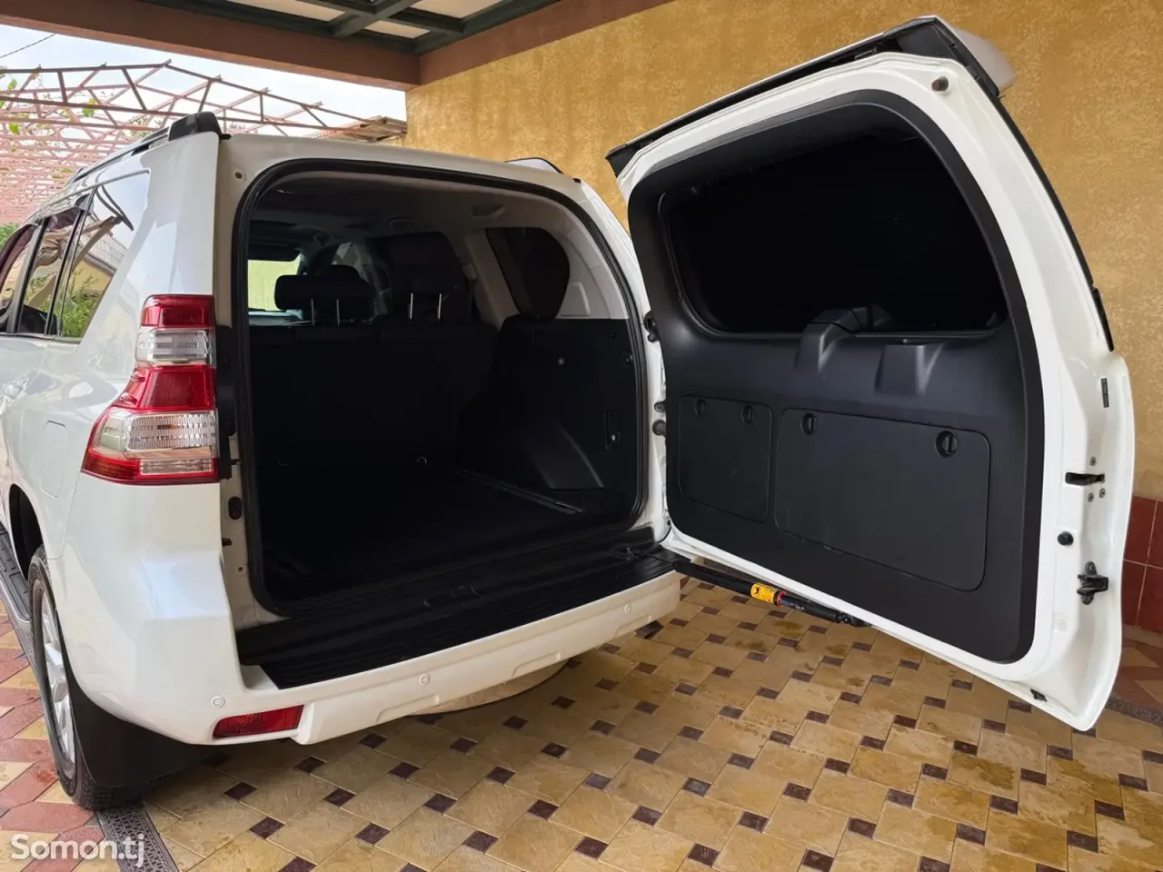 Toyota Land Cruiser Prado 2016 · 2.8 AT