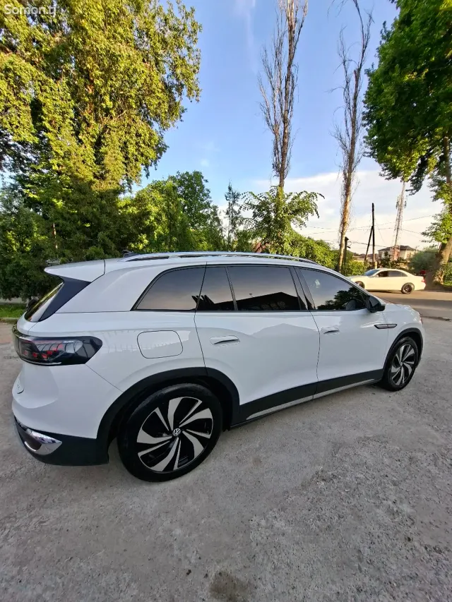 Volkswagen ID.6 2022 · AT