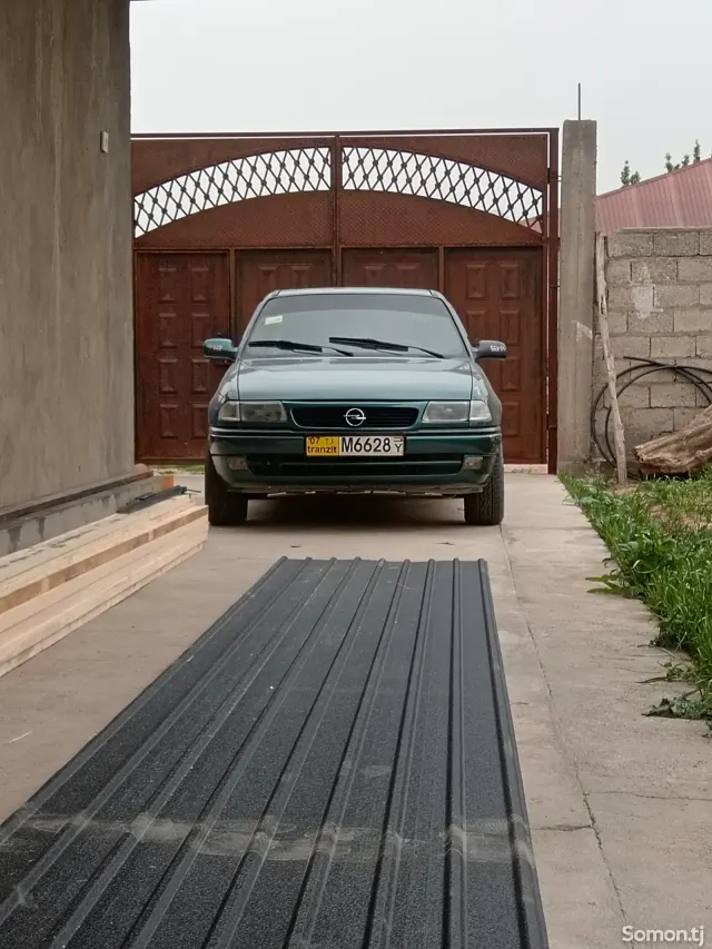 Opel Astra F 1995 · 1.6 MT