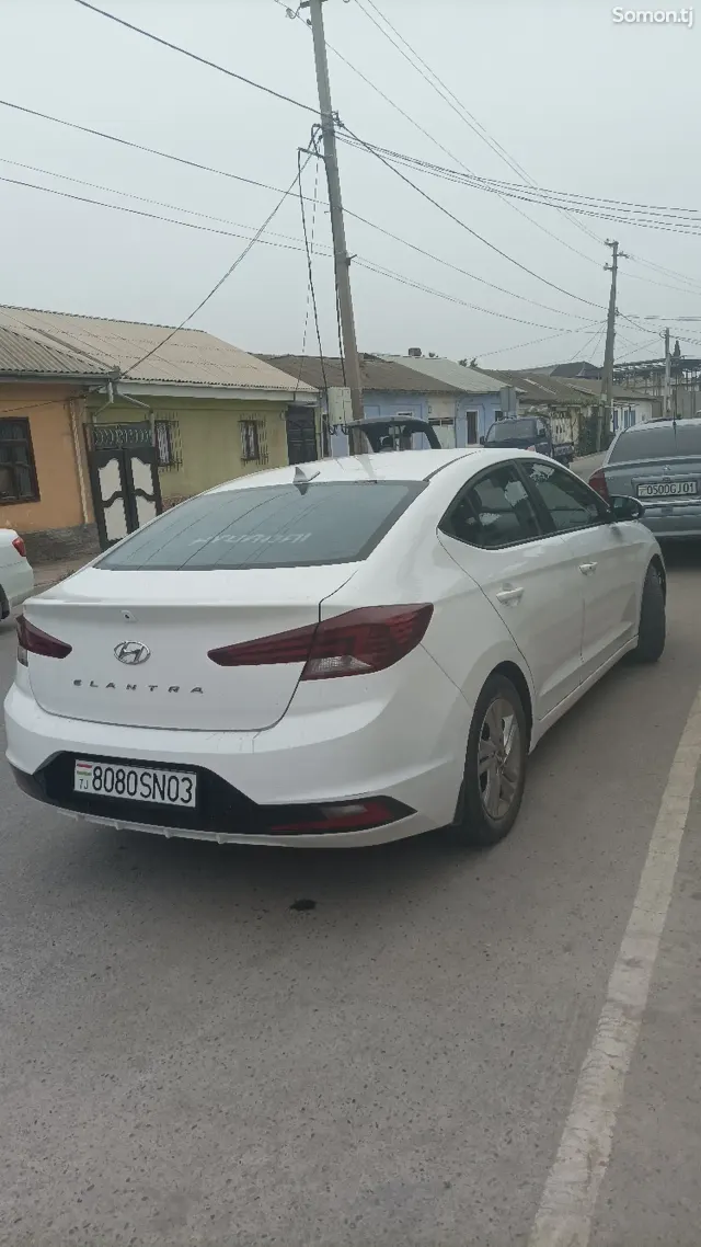 Hyundai Elantra 2019 · 2.0 AT