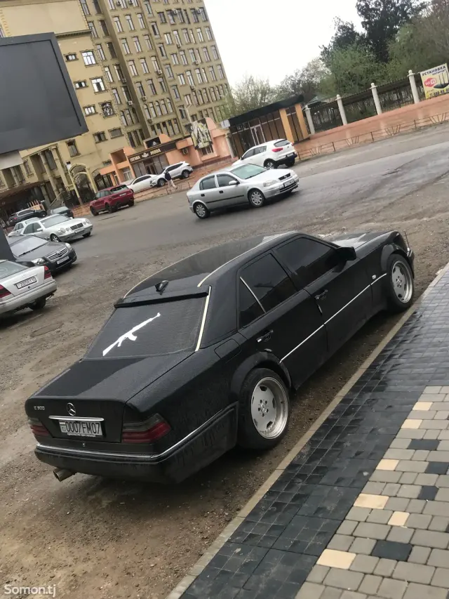 Mercedes-Benz W124 1990 · 2.0 AT